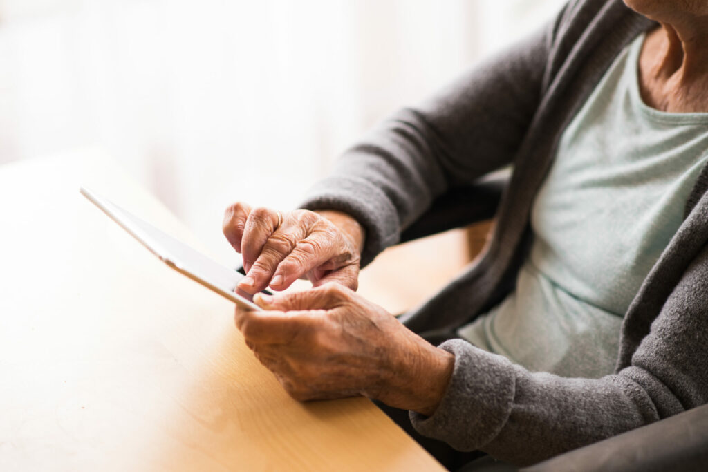 Senior avec tablette