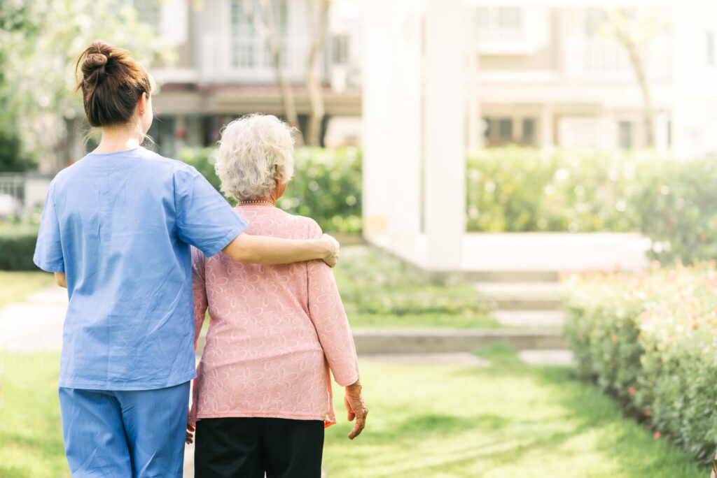 Senior-et-infirmière