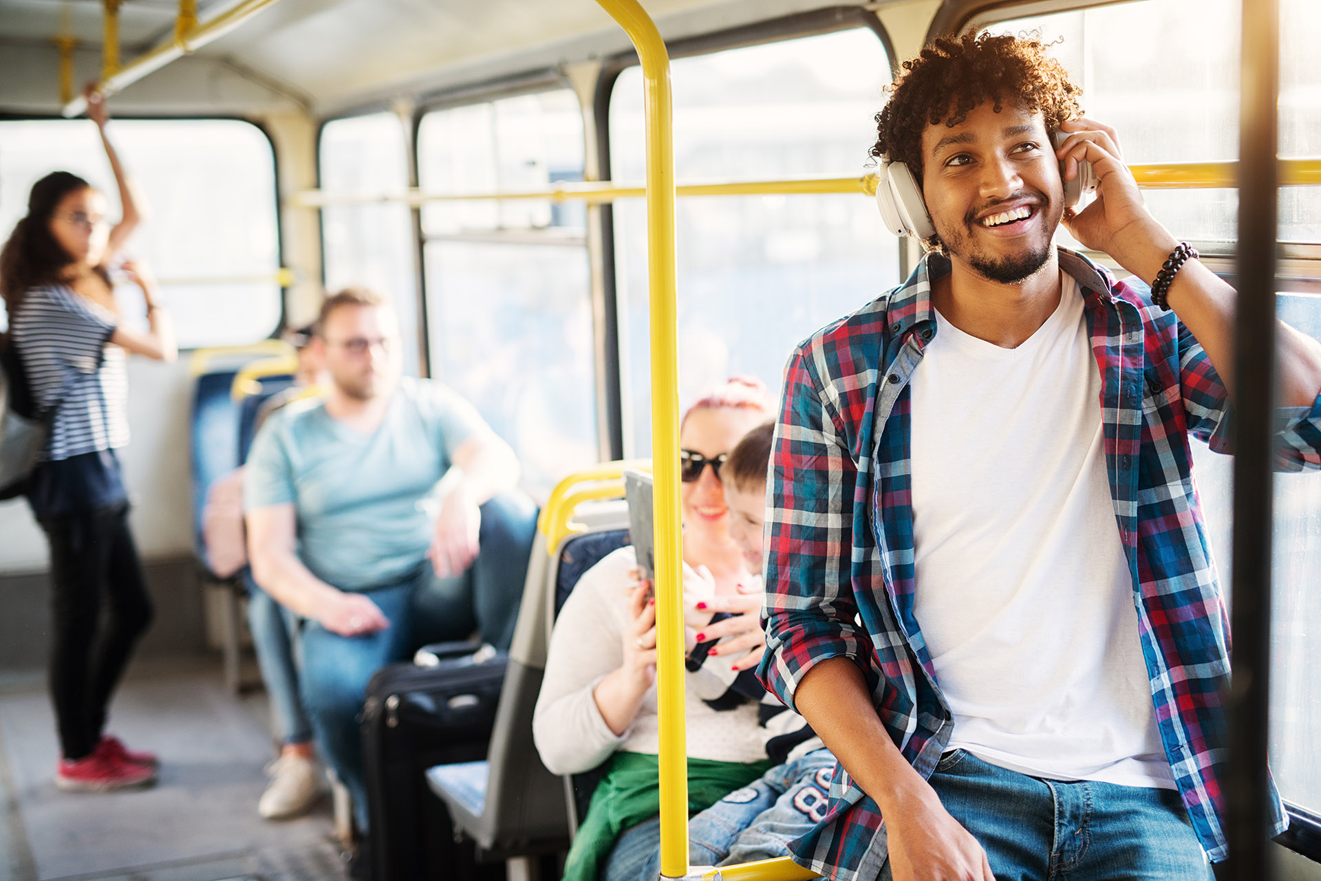Автобус young. Молодой человек улыбается в автобусе путешествует. Фото людей путешествующих в доме автобусе. Спортсмены идут в автобус стоковые фото. Автобус спортсмены